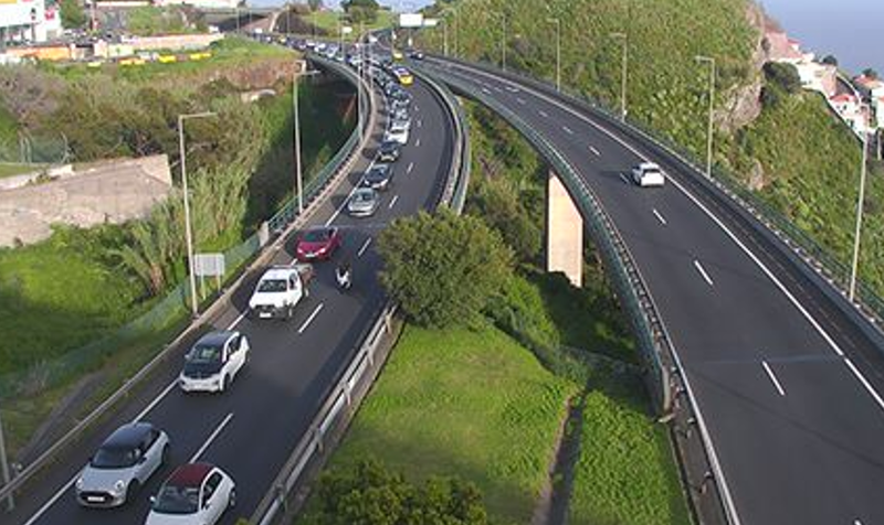 Dois acidentes congestionam trnsito na Via Rpida