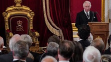 Imagem de Carlos III admite «peso da História» no primeiro discurso no parlamento