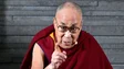 Imagem de Dalai Lama pede desculpa por vídeo em que aparece a beijar uma criança na boca