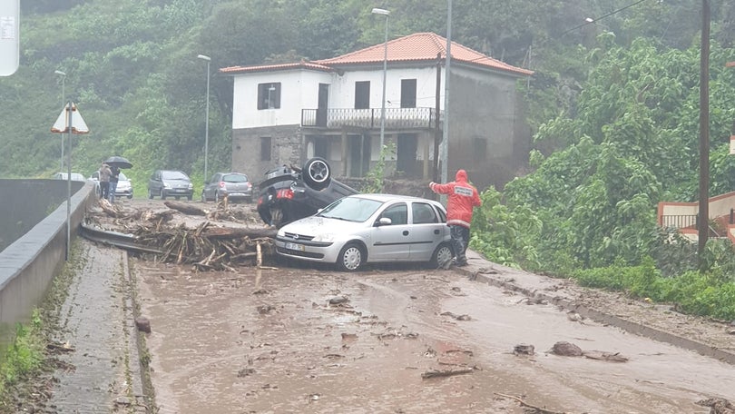 Derrocada condiciona estrada em Machico