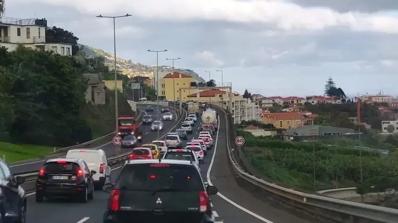 Imagem de Movimento de viaturas por dia na via rápida aumentou 9,4%