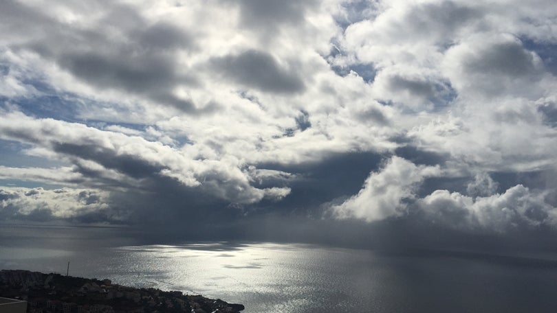 Madeira com avisos amarelos para tempo quente e chuva