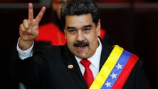 Imagem de Maduro jura na posse que vai continuar a construir o socialismo