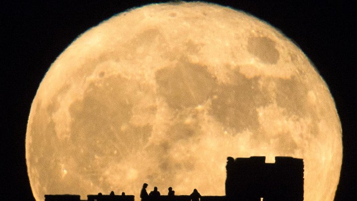 Primeira superlua do ano brilha esta segunda-feira