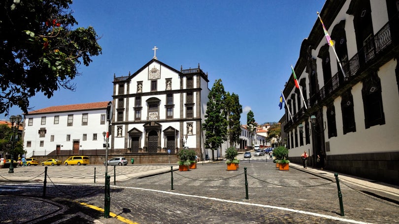 Assembleia Municipal do Funchal interrompida por ausência de presidente e vice
