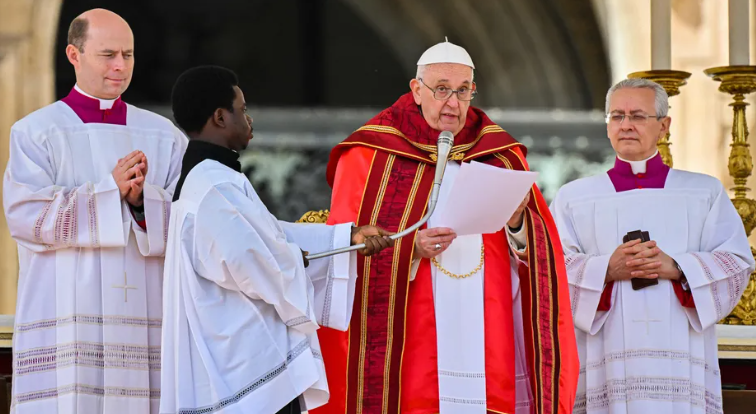 Papa Francisco agradece aos fiéis na missa do Domingo de Ramos