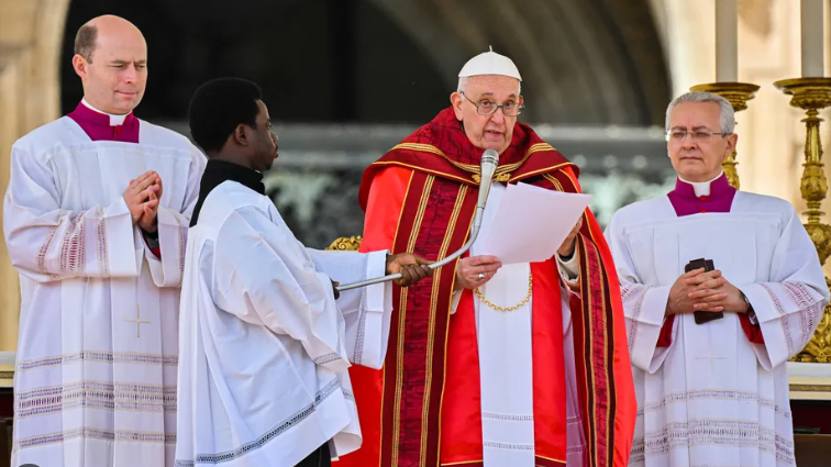 Imagem de Papa Francisco agradece aos fiéis na missa do Domingo de Ramos