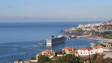 Imagem de Porto do Funchal com um navio de cruzeiro e dois mega-iates