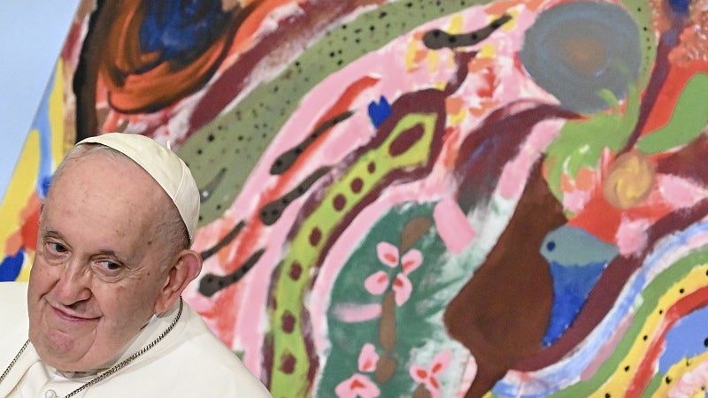 Papa retoma a sua agenda após ter apresentado quadro febril