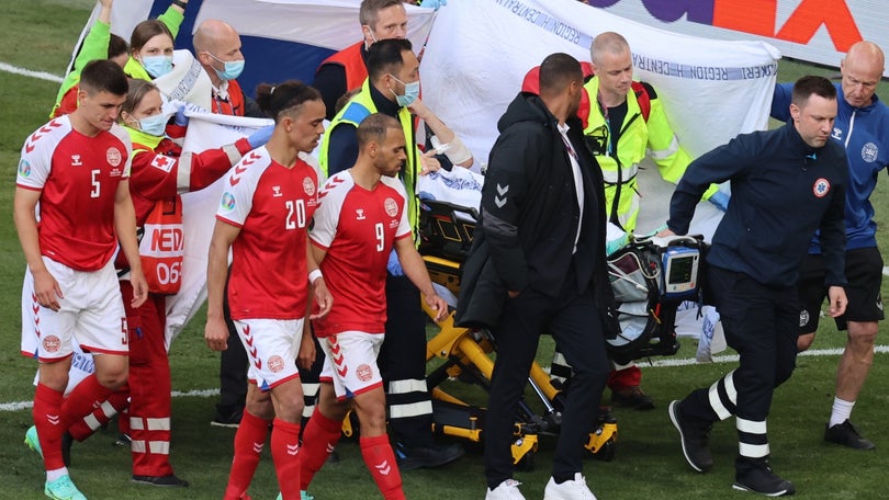 Imagem de Médicos que salvaram Eriksen e Kjaer recebem prémio