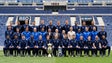 Imagem de Plantel do FC Porto entrega troféus da «dobradinha» a Pinto da Costa