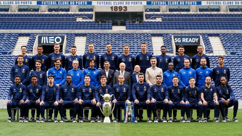 Imagem de Plantel do FC Porto entrega troféus da «dobradinha» a Pinto da Costa