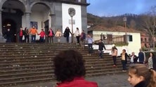Imagem de Cordão humano mostrou apoio a padre dispensado da igreja do Monte na Madeira