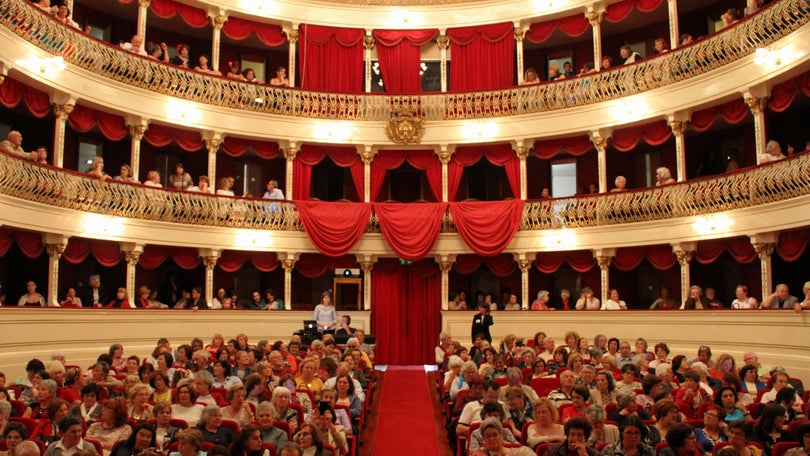 Imagem de 130 anos do Teatro celebrados com muito público