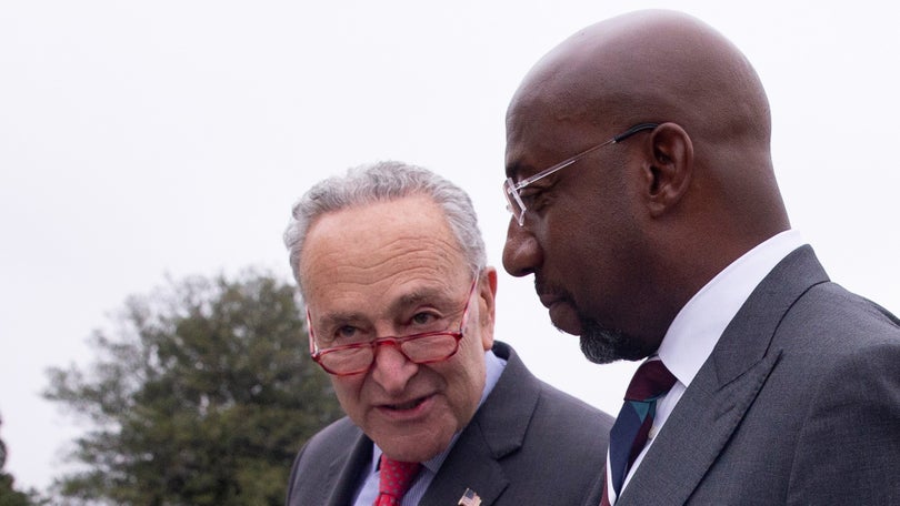 Imagem de Chuck Schumer eleito por unanimidade como líder democrata no Senado