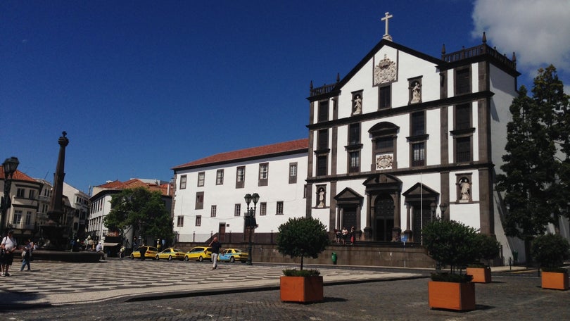 Homem de 89 anos leva ao altar noiva de 79