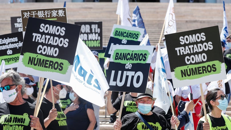 Bancários manifestam-se contra despedimentos