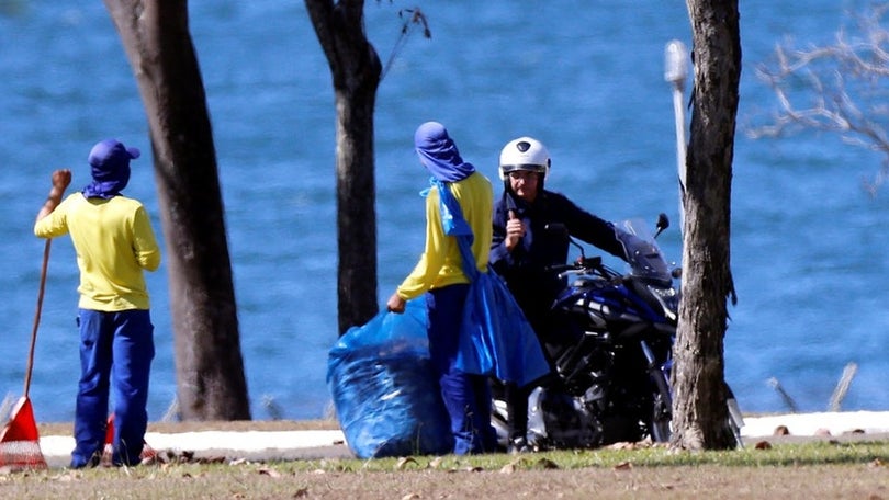 Presidente do Brasil, infetado com Covid-19, andou a passear de moto e a falar com funcionários