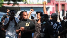 Imagem de Polícia usa gás lacrimogéneo para dispersar marcha em Maputo de homenagem a Azagaia