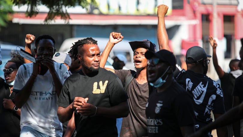 Imagem de Polícia usa gás lacrimogéneo para dispersar marcha em Maputo de homenagem a Azagaia