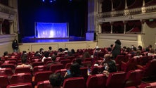 Imagem de Público no teatro a 50% (áudio)