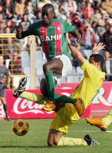 O jogador do Marítimo, Baba, disputa um lance com o jogador do Paços de Ferreira, Josa, durante o jogo de futebol da Super Liga disputado no Estádio dos Barreiros.
