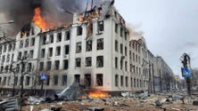 Imagem de Novo bombardeamento em Kharkiv mata pelo menos 21 pessoas