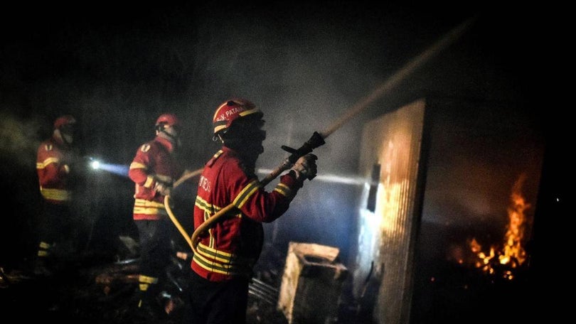 Imagem de Um morto e seis feridos num incêndio