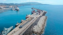 Imagem de Governo garante terceira grua no porto de Ponta Delgada (Vídeo)