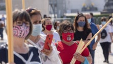 Imagem de Covid-19: Peregrinos regressam a Fátima de máscara e com fé inabalável