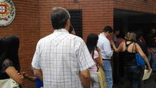 Imagem de Emigrantes com dificuldade para tratar dos documentos na Venezuela