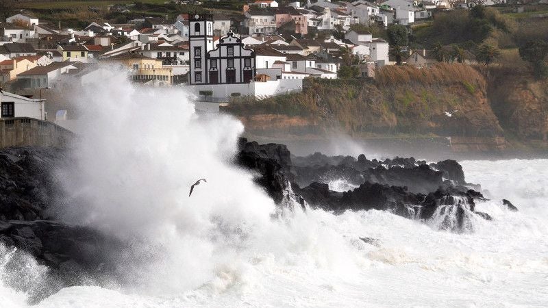 Imagem de Duas pessoas desaparecidas nos Açores
