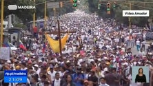 Imagem de Mulher oferece flores e em troca recebe balas de borracha