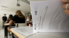 Imagem de Alunos satisfeitos à saída do exame de pPrtuguês de 9º ano