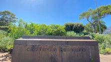Imagem de Estátua de Cristóvão Colombo derrubada e vandalizada na última madrugada (Áudio)
