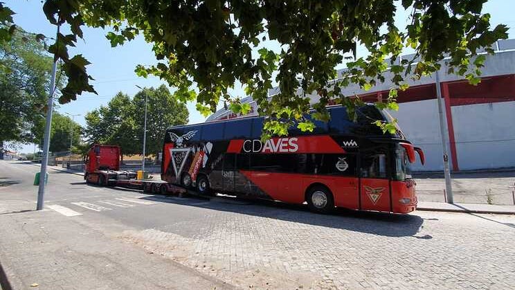 Imagem de GNR reboca autocarro e arresta outros bens no estádio do Desportivo das Aves