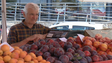 Imagem de Venda ambulante vive de fruta importada (vídeo)