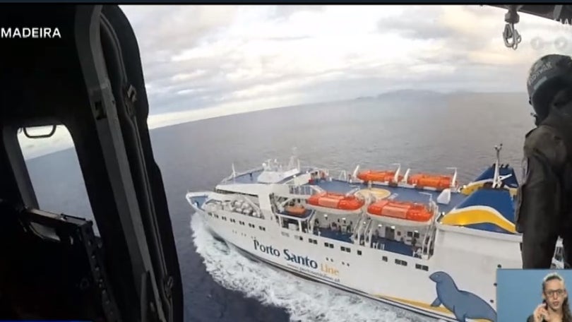 Imagem de Helicóptero da Força Aérea realiza simulacro de recuperação de doente no navio Lobo Marinho