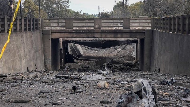 Imagem de Explosão de um camião-cisterna perto de Joanesburgo faz nove mortos