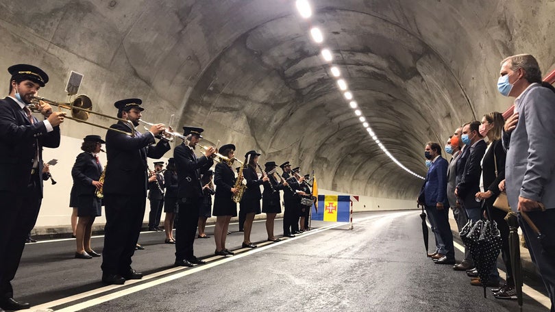 Imagem de Governo inaugura troço da via expresso