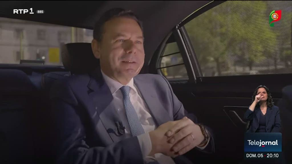 Vídeo mostra primeiro-ministro sem cinto de segurança no banco traseiro