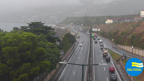 Carro capota na via rápida em Santa Cruz