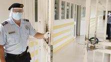 Imagem de Reclusos exigem regresso de duas visitas semanais