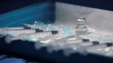 Imagem de Bruxelas aprova vacina adaptada a subvariante Ómicron e apela à inoculação