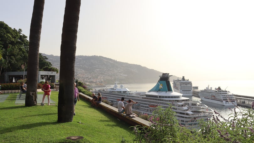 Porto do Funchal com três navios e um turnaround parcial