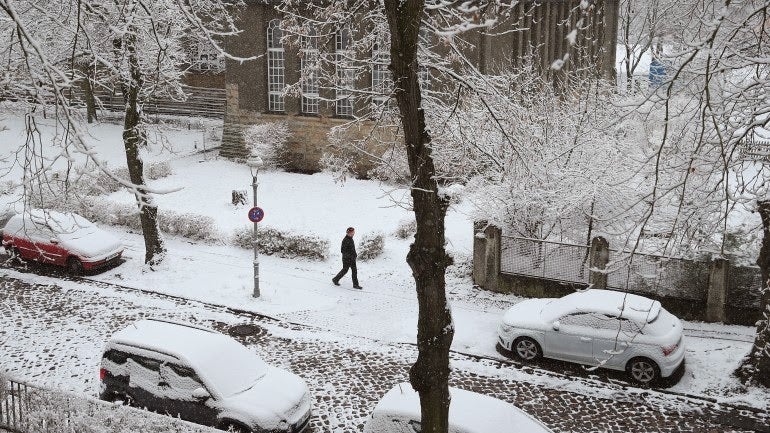 Imagem de Nevão no Reino Unido cancela voos e encerra escolas
