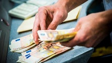 Imagem de Governo propõe aumento do salário mínimo para 705 euros