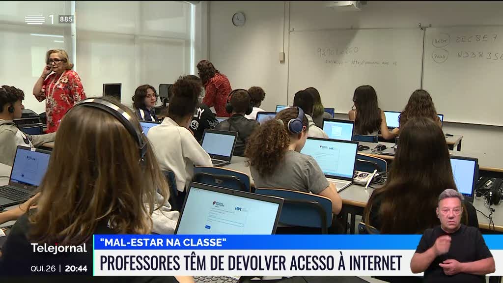 Professores vão ter de devolver cartões e routers para acesso à internet