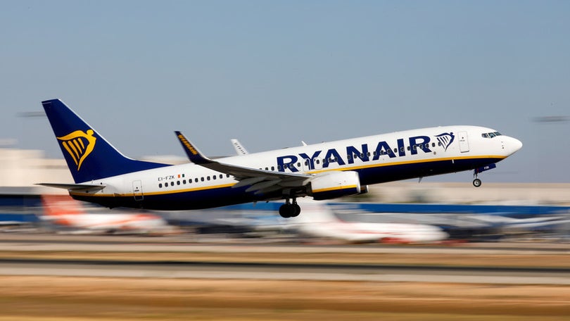 Covid-19: Ryanair retoma no verão em Portugal 90% das rotas previstas no pré-pandemia
