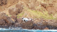 Imagem de Corpo de mulher resgatado após queda de viatura em ravina na Madeira